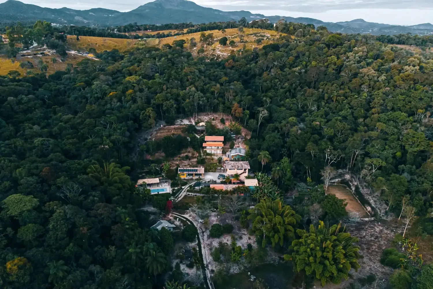 Vista aérea do Sítio Montanhas do Coiote cercado pela Mata Atlântica