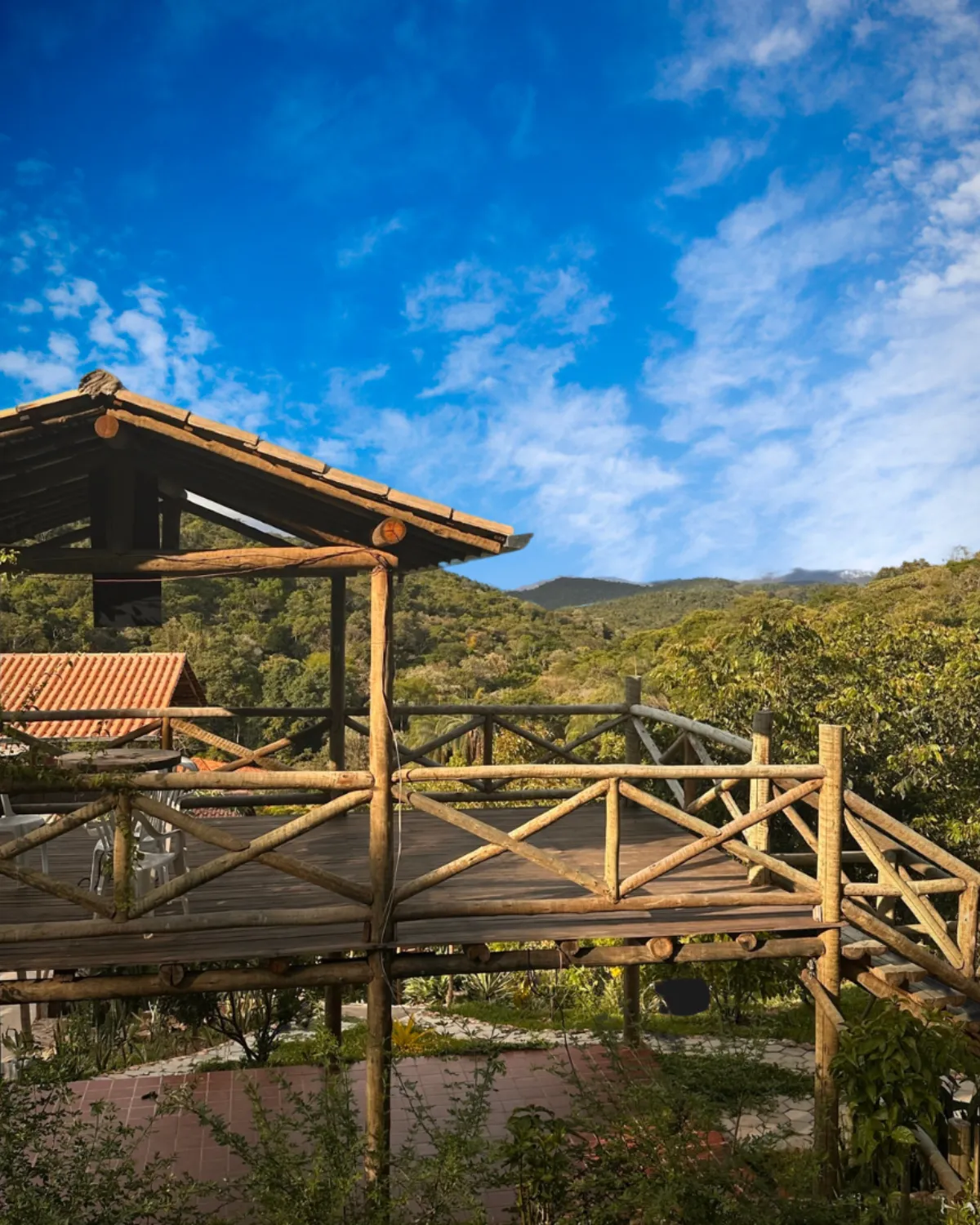 Deck do mirante no fim da trilha, com a serra ao fundo