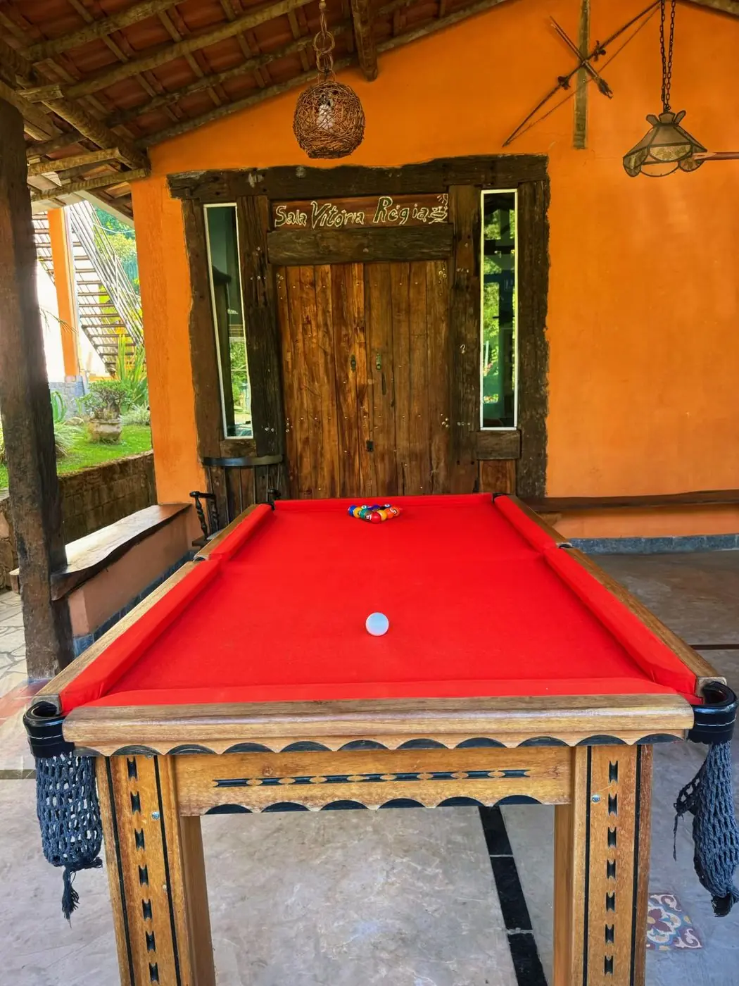 Mesa de sinuca na varanda